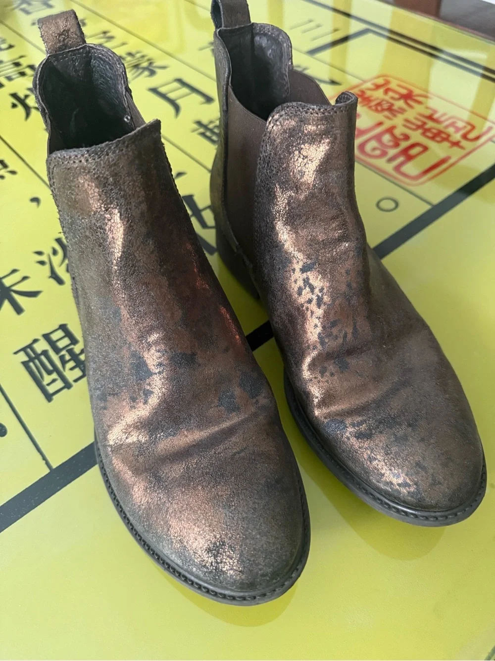 Woman’s made in Italy Metallic Bronze Chelsea Boots - Sleek Slip-On Style